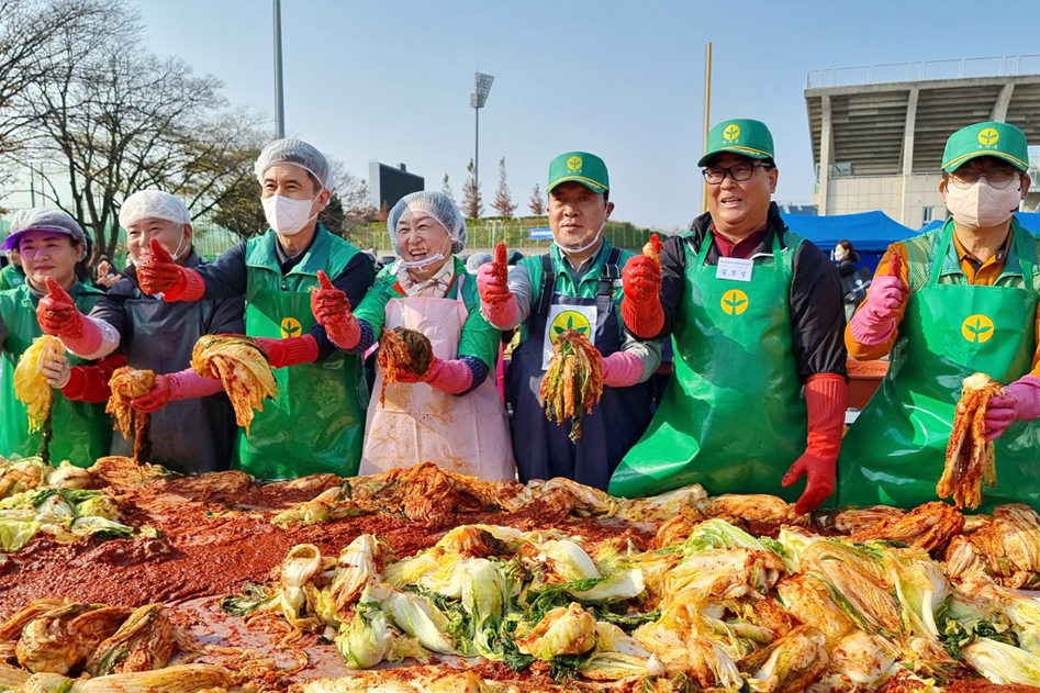 김장 담그고 있는 모습의 이미지